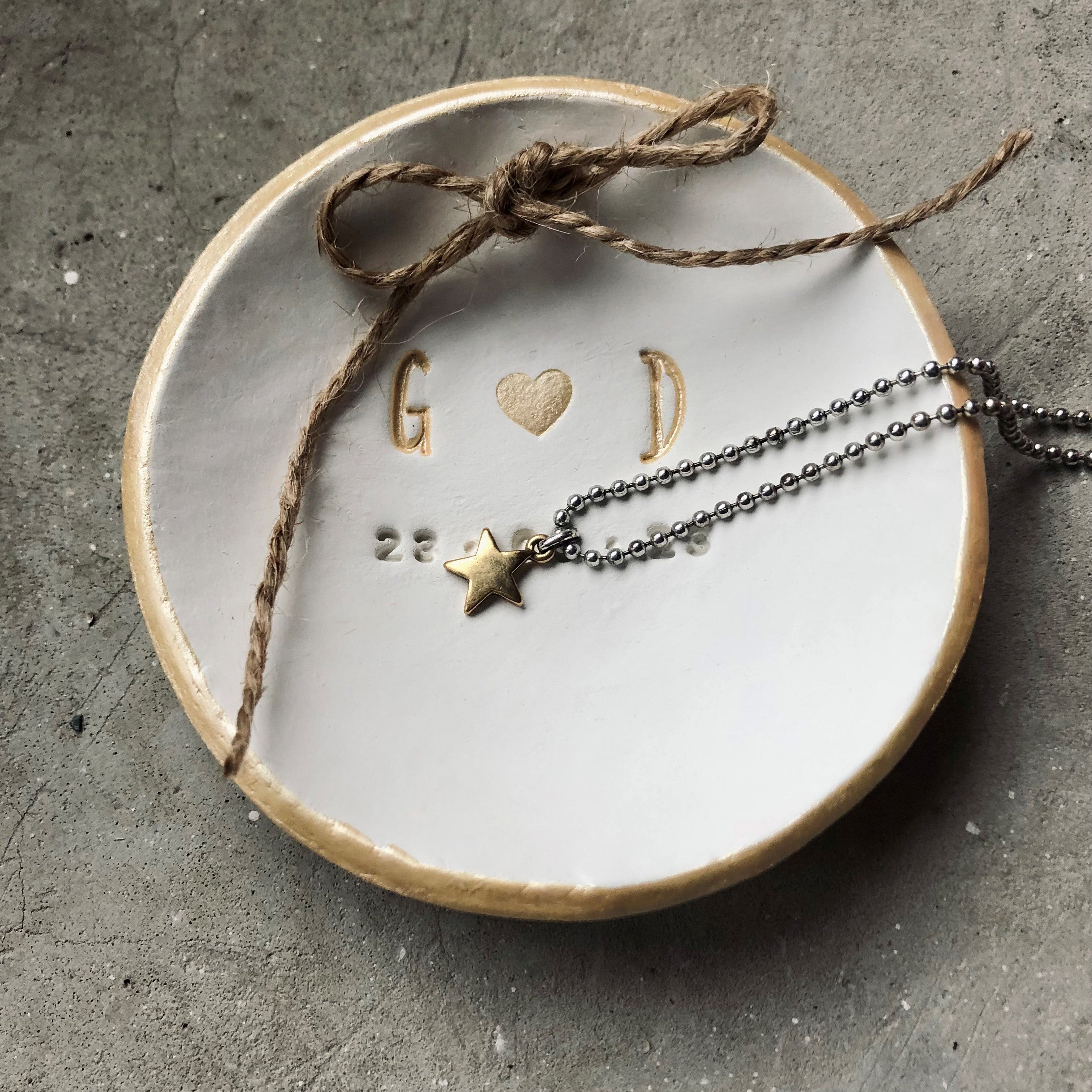 Handgetöpfertes Ringkissen aus Ton mit Gold-Akzenten – Personalisierte Ringschale für die Hochzeit, Boho Skandi Design