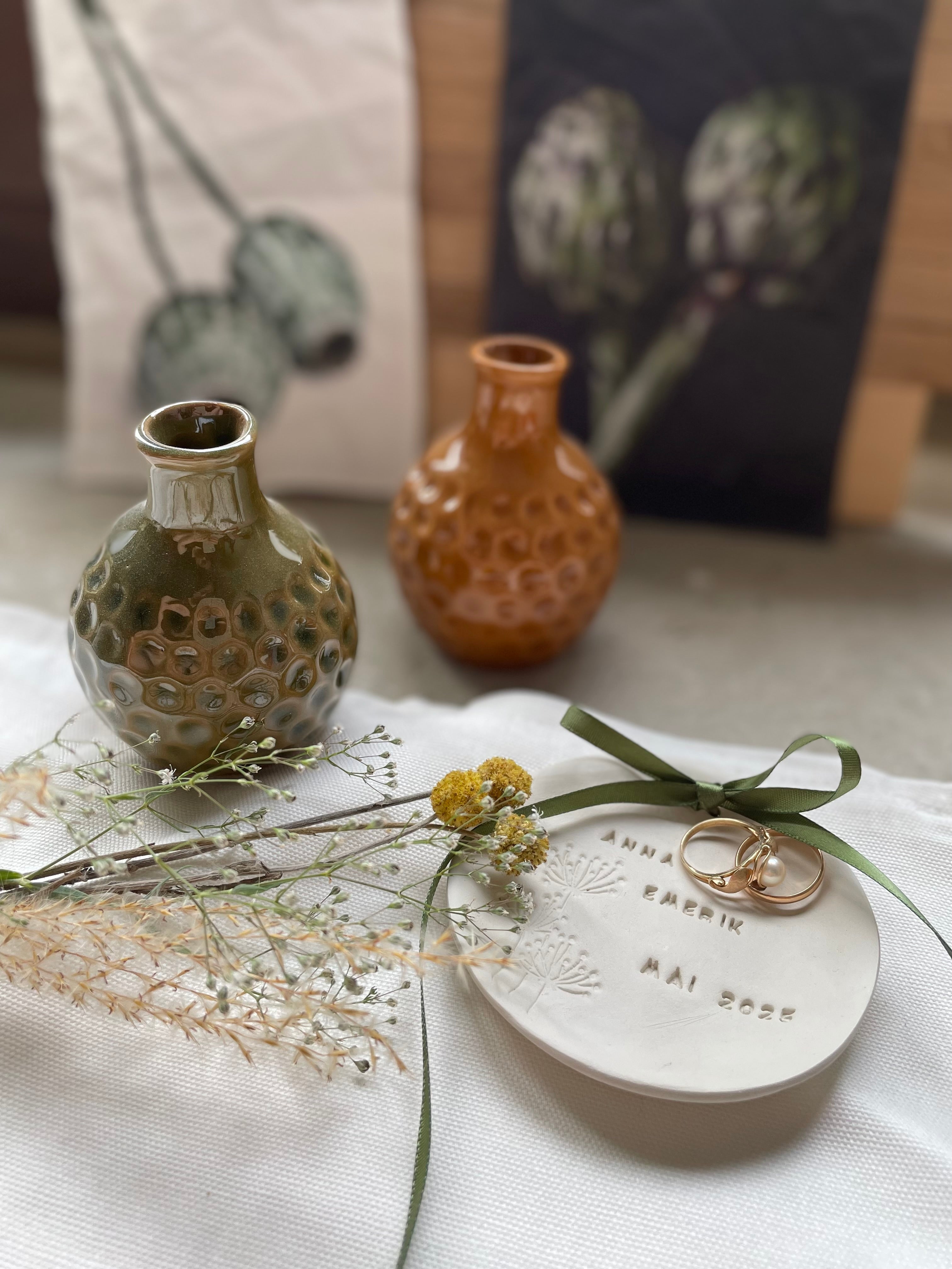 Handgetöpferte Ringschale Hochzeit | Wildblumen – schlicht & zeitlos | Namen und Datum
