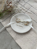 Romantisches Ringschälchen aus Keramik, handgefertigt mit Herzprägung, ideal für eure Gartenhochzeit – liebevolle Alternative zu Ringkissen oder Ringbox.

