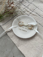 Romantisches Ringschälchen aus Keramik, handgefertigt mit Herzprägung, ideal für eure Gartenhochzeit – liebevolle Alternative zu Ringkissen oder Ringbox.


