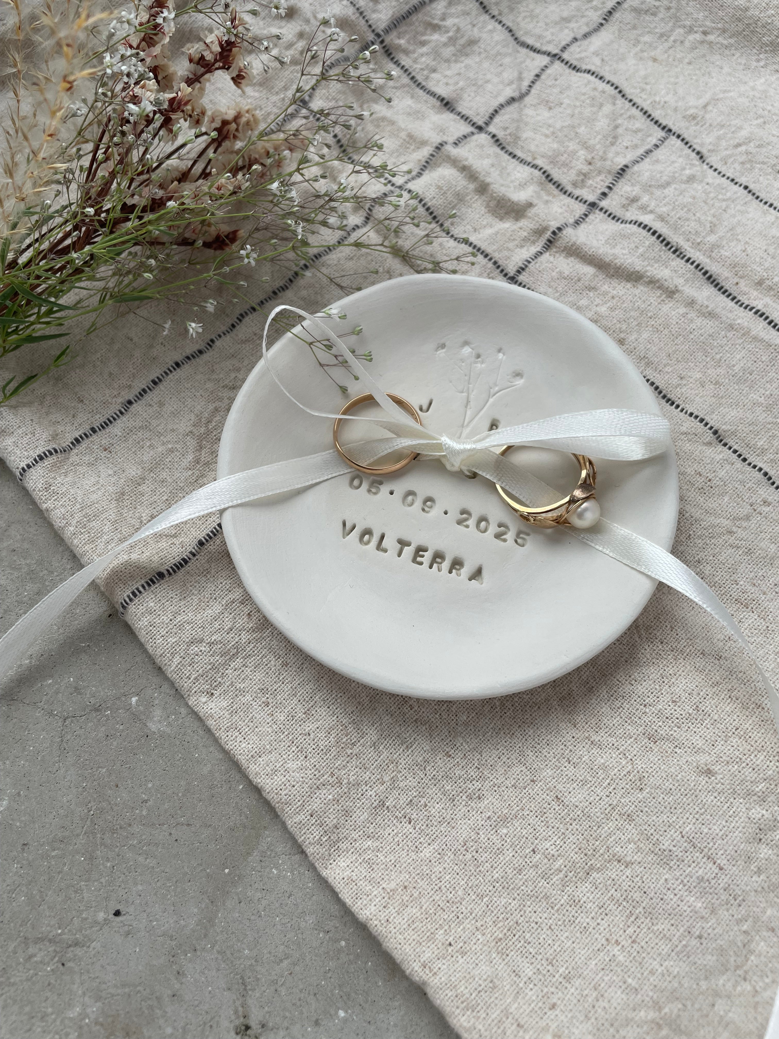 Romantisches Ringschälchen aus Keramik, handgefertigt mit Herzprägung, ideal für eure Gartenhochzeit – liebevolle Alternative zu Ringkissen oder Ringbox.

