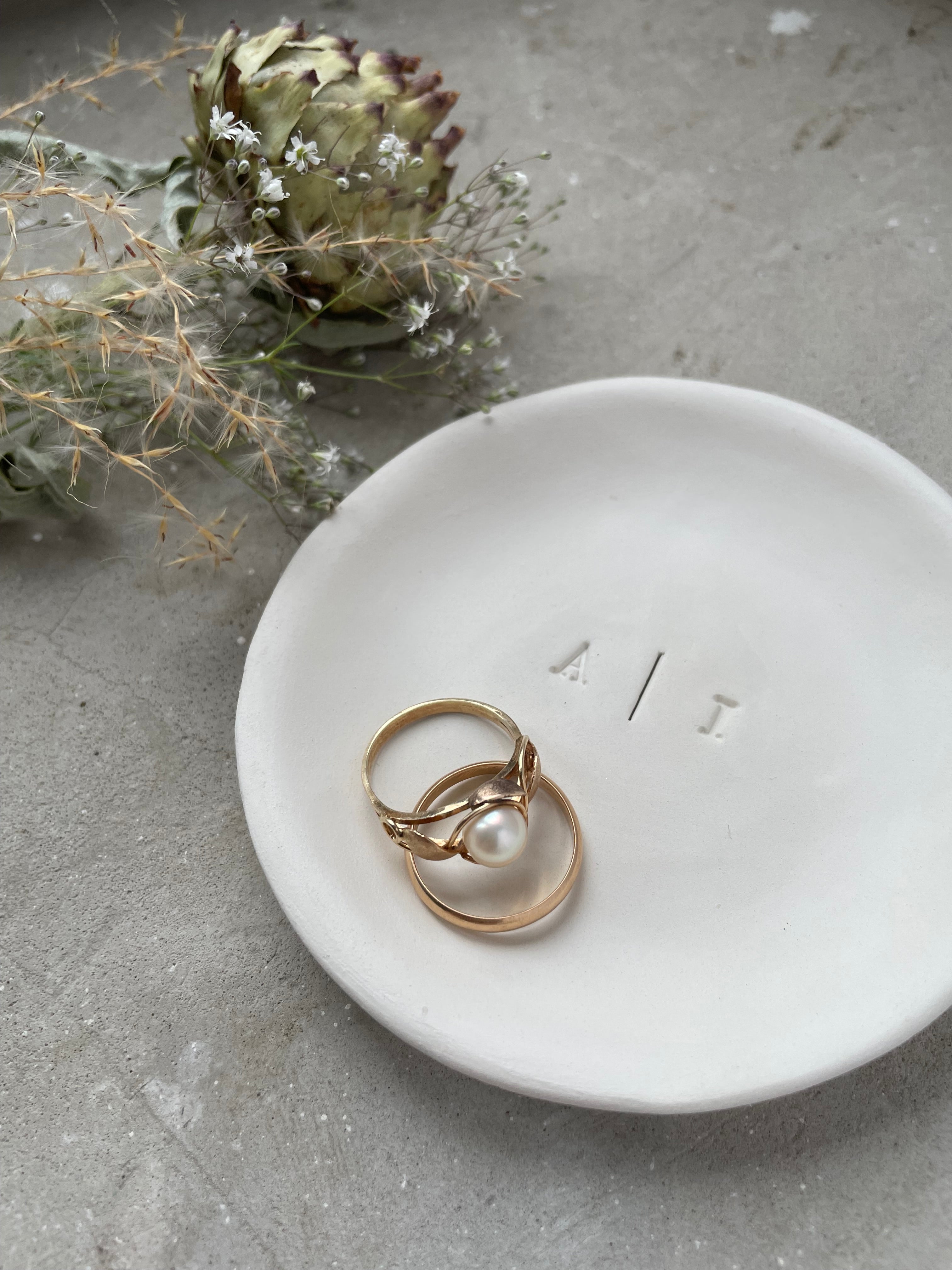 Minimalist ceramic ring dish, handcrafted in Germany, featuring initials in classic serif type with a fine divider line – modern alternative to traditional ring pillow.