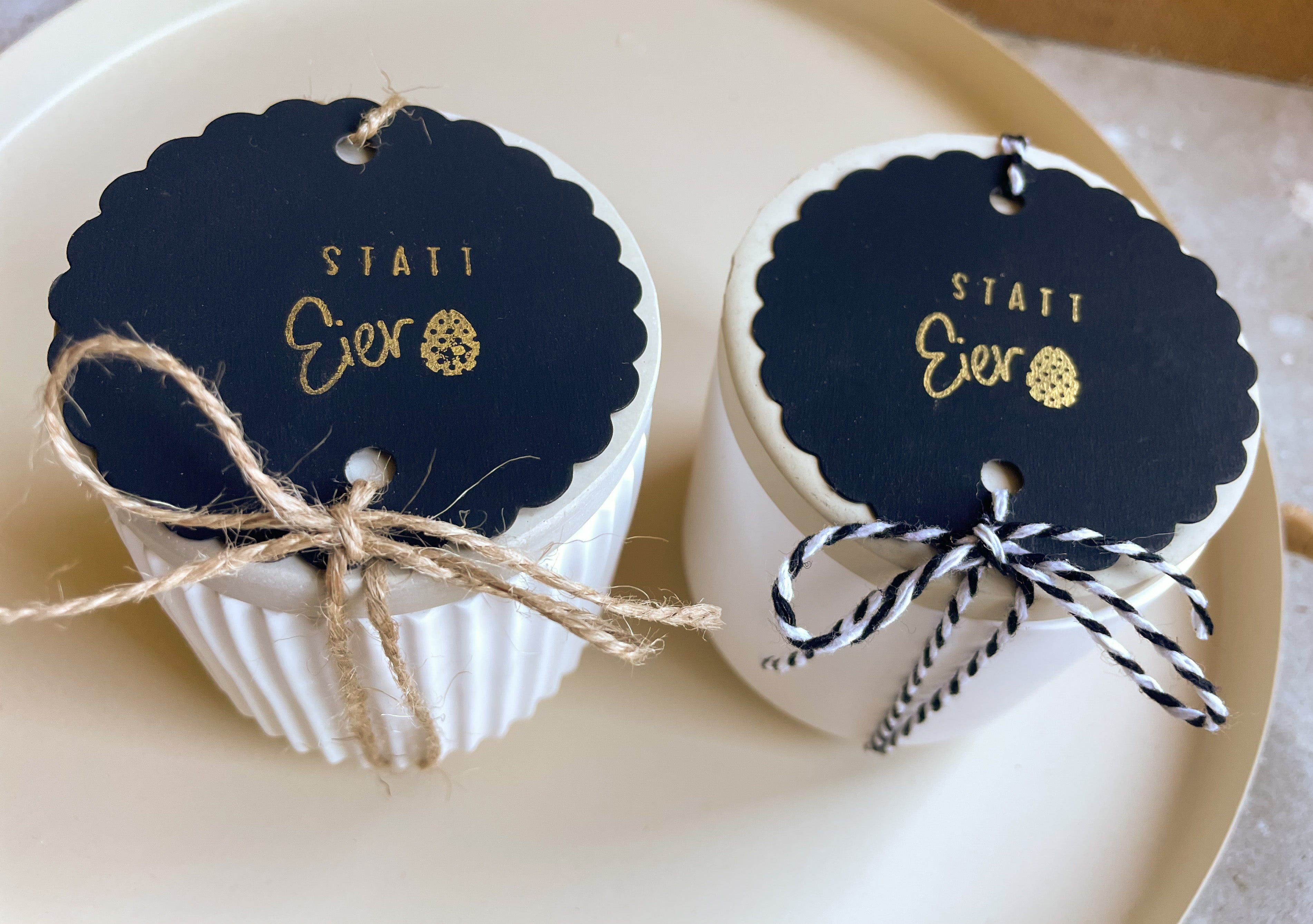 Handmade Geschenk mit Bedeutung: kleine Keramikdose mit Deckel in Weiß und Beige, für Schmuck, Gutscheine oder persönliche Worte