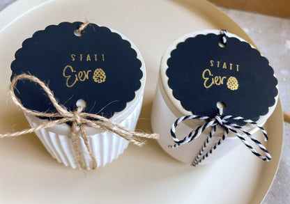 Handmade Geschenk mit Bedeutung: kleine Keramikdose mit Deckel in Weiß und Beige, für Schmuck, Gutscheine oder persönliche Worte