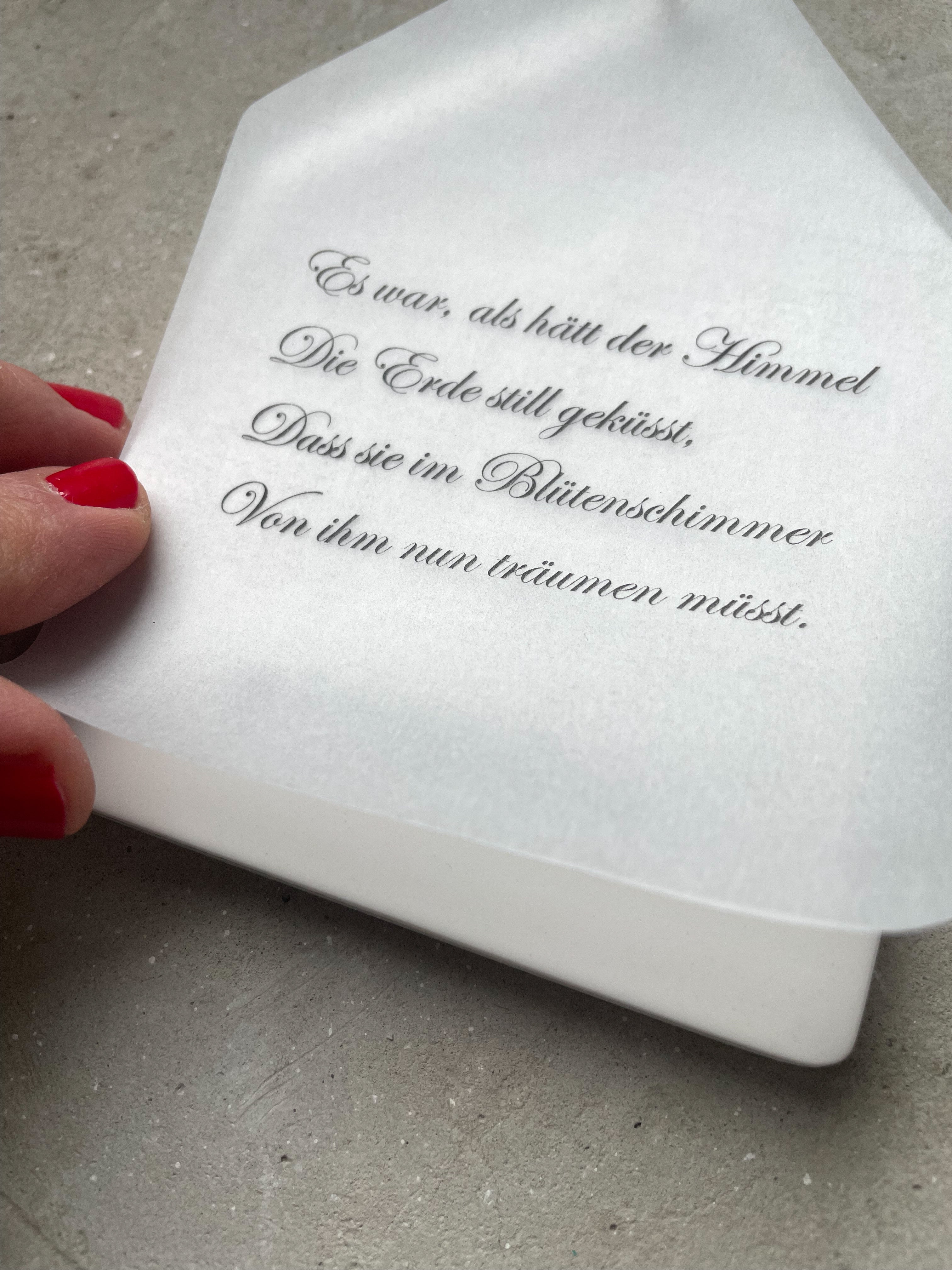 Handgemachtes Literatur-Häuschen aus feiner Keramik, inspiriert von Joseph von Eichendorff. Jedes Stück wird im Saarland gefertigt und trägt ein Gedicht auf Transparentpapier – ein poetisches Highlight für BookTok-, Bookstagram- und BookNook-Communities. Perfekt als Geschenk für Leserinnen, Lehrer oder Schreibliebhaber. Nachhaltig, liebevoll und mit klarer Ästhetik gestaltet – handmade home decor for literature lovers.