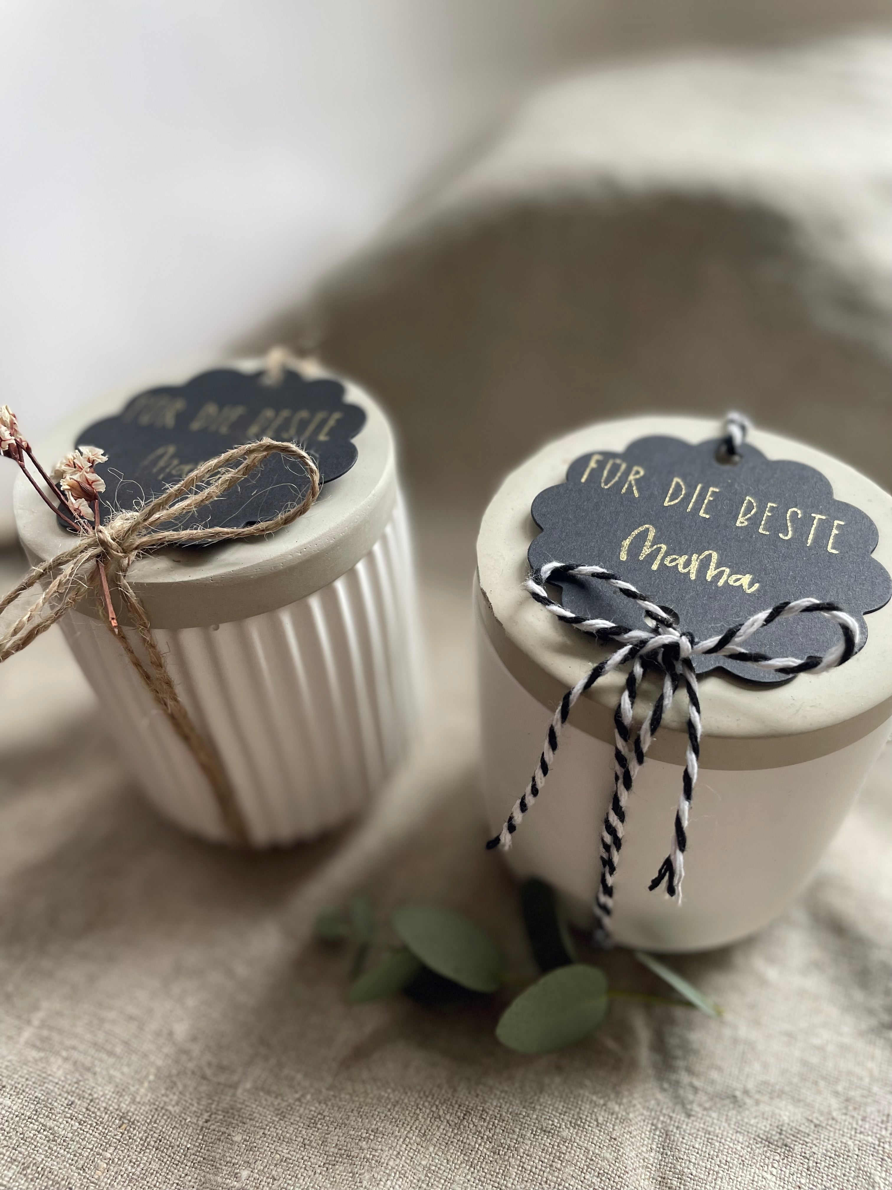 Handgefertigtes Keramikgeschenk für sich selbst: Dose mit Blütenanhänger und feinem Band – zur Aufbewahrung von Schmuck oder Affirmationen

