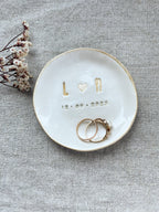 Handmade ceramic ring dish for weddings, personalized with names, initials, date and heart symbol, perfect alternative to ring pillow or ring box, Elegante Keramik-Ringschale, handgefertigt, mit individueller Gravur von Initialen, Datum und Herzmotiv, stilvolle Alternative zu Ringkissen oder Ringbox für die Trauung