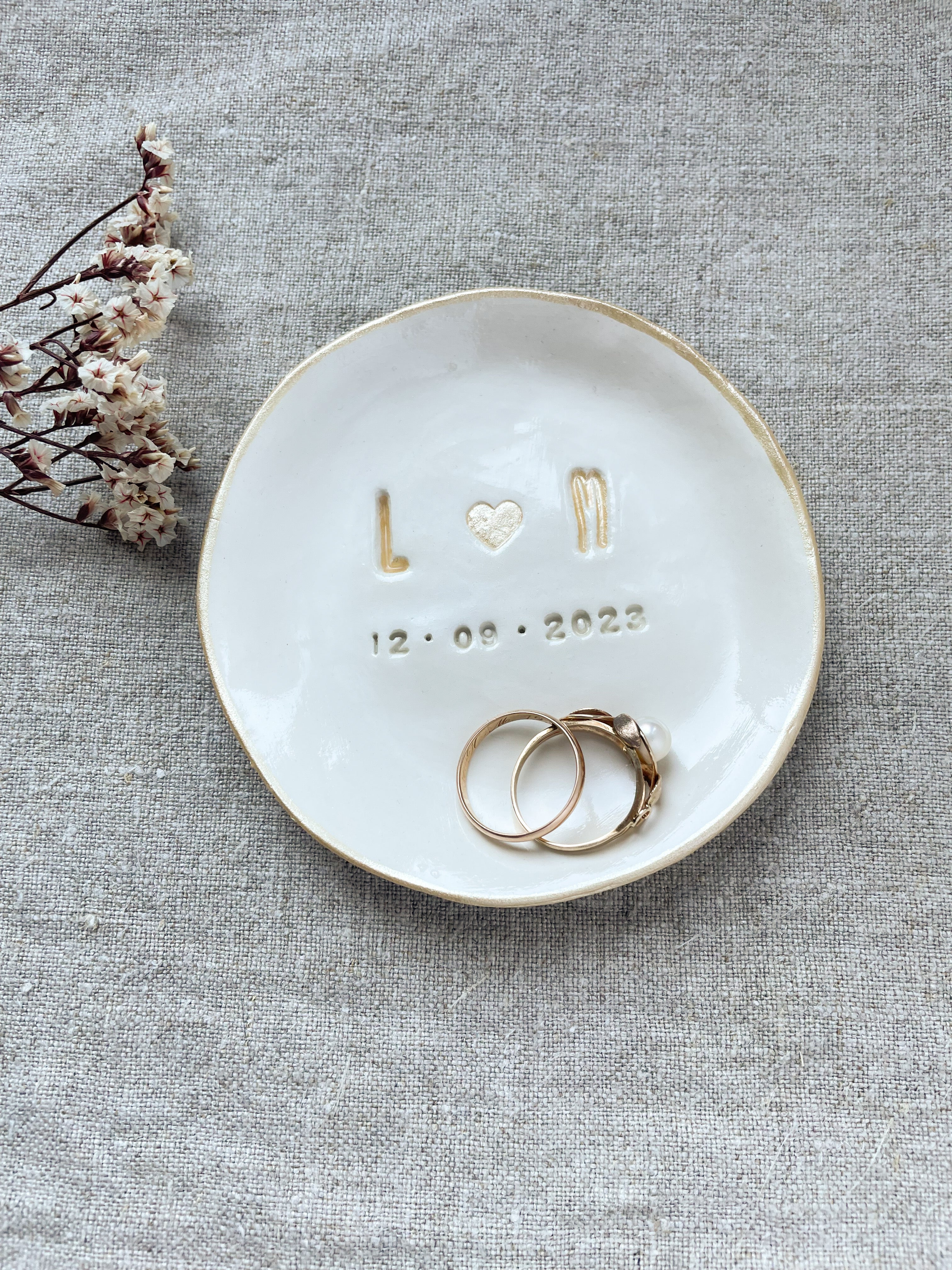 Handmade ceramic ring dish for weddings, personalized with names, initials, date and heart symbol, perfect alternative to ring pillow or ring box, Elegante Keramik-Ringschale, handgefertigt, mit individueller Gravur von Initialen, Datum und Herzmotiv, stilvolle Alternative zu Ringkissen oder Ringbox für die Trauung