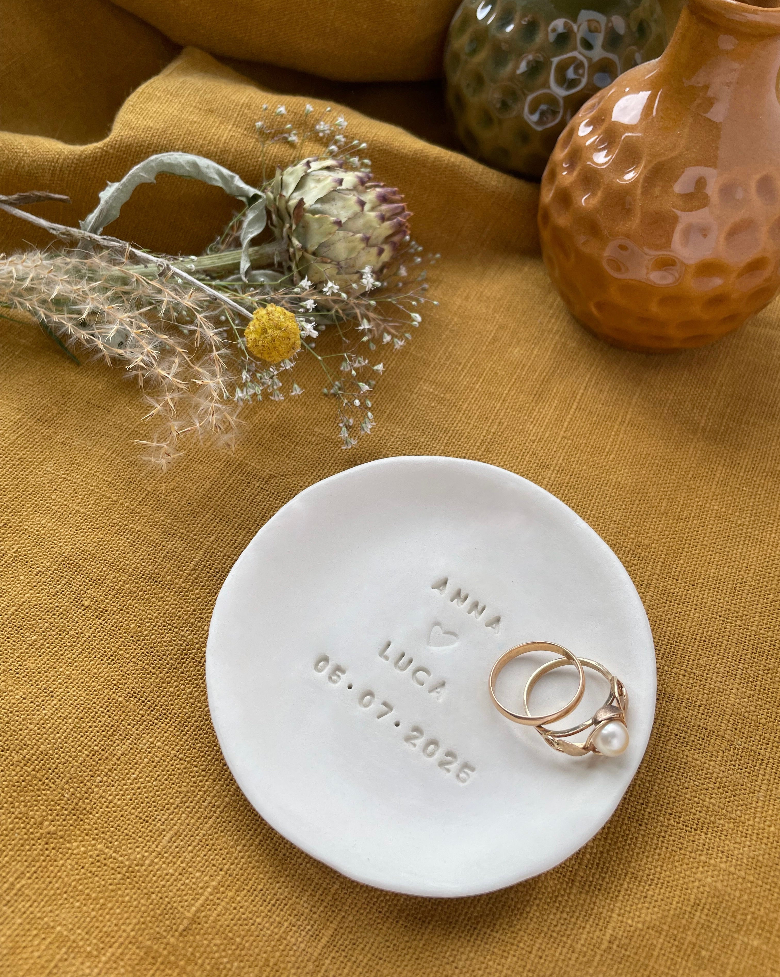Matt glasierte Boho Ringschale aus Ton, individuell geprägt mit Namen, Datum und goldenem Herz, handgefertigt für Hochzeiten als moderne Ringkissen Alternative und statt Ringbox