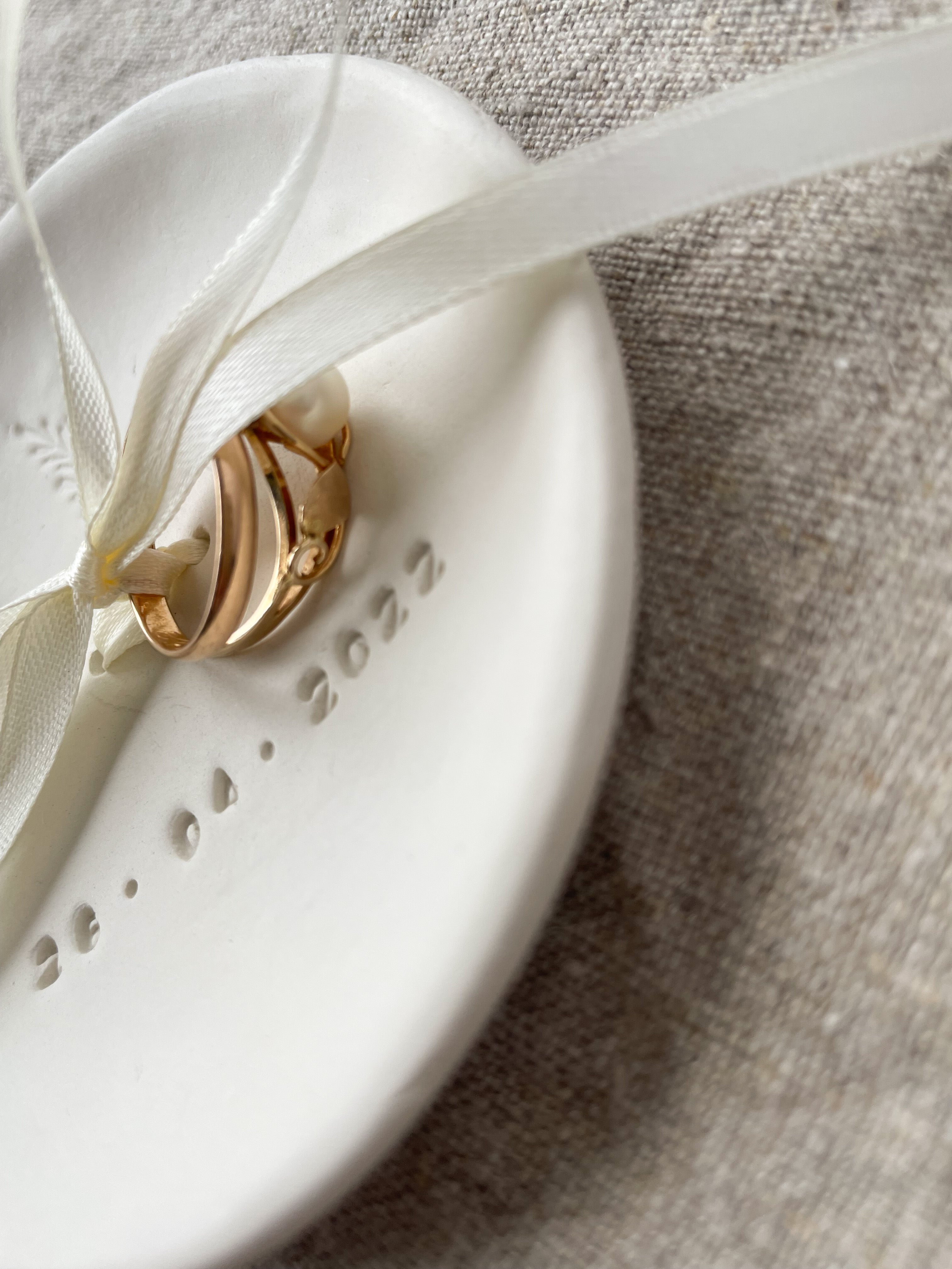 Handgemachte Boho Ringschale aus nachhaltiger Naturkeramik, geprägt mit zwei bedeutenden Daten, ideale Alternative zum Ringkissen