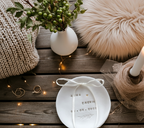 Personalisierte Schale aus Ton, mit individueller Gravur – ideal als Wedding Detail für Pinterest Bräute oder nachhaltiges Geschenk zur Verlobung, Hochzeit oder Babyshower. Farbe: soft ivory / Pantone Natural White.