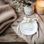 Hochzeitsschale aus Ton – echte Handarbeit trifft auf modernes Design. Perfekt als Ringschale, Schmuckschälchen oder Geschenk für die Braut. Schlicht, zeitlos, voller Bedeutung. Eine nachhaltige Alternative zur klassischen Ringbox, inspiriert von natürlichen Materialien und minimalistischer Ästhetik. #ringschale #hochzeitsidee #bohohochzeit #handmade #braut Minimal ceramic jewelry dish – Pantone neutral palette, pure lines & handmade emotion. For modern brides, bridal flatlays and sustainable wedding stylin