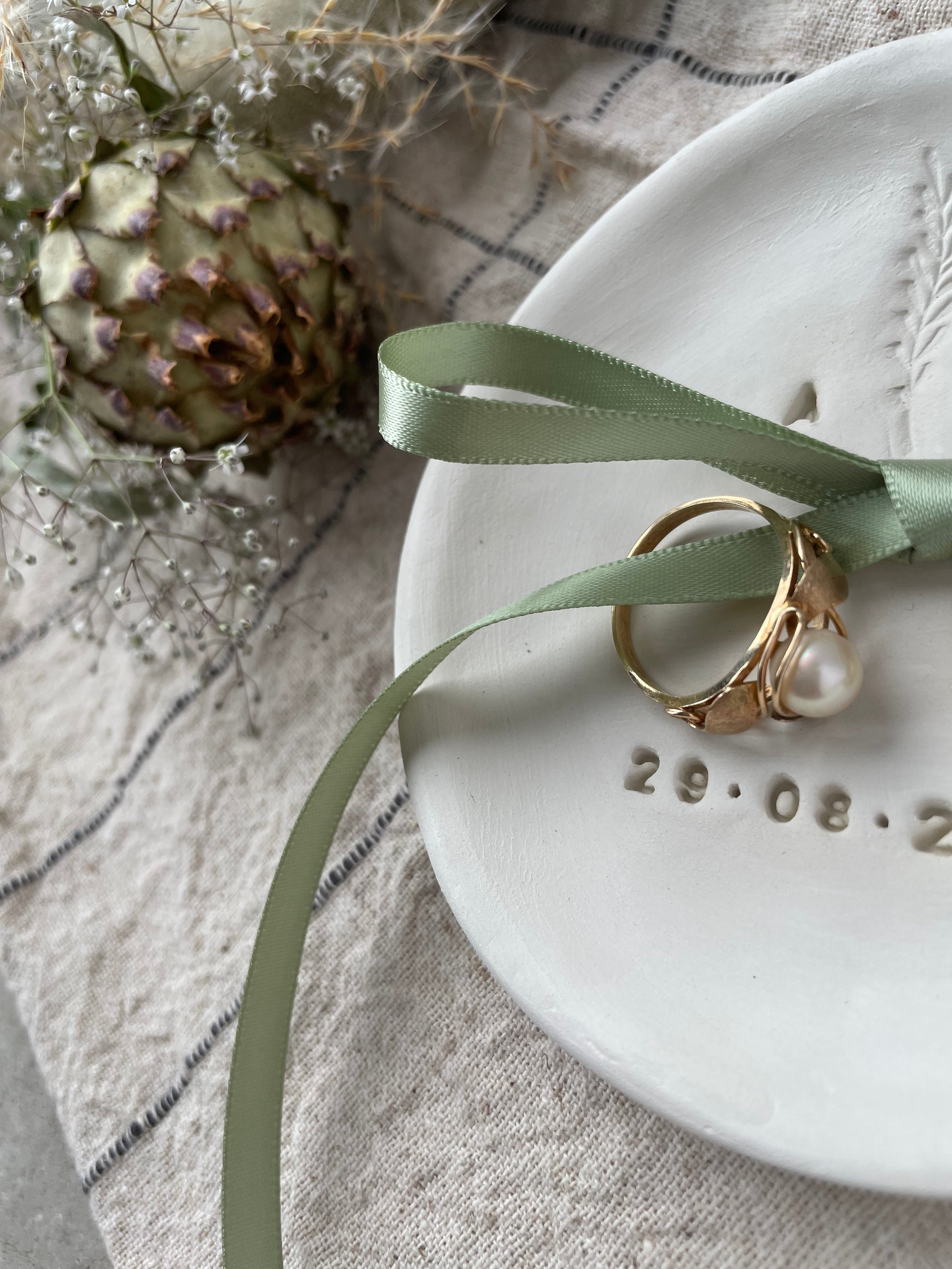 Boho Ringschale handgemacht aus Naturton, perfekt für freie Trauung im Grünen