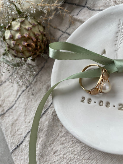 Boho Ringschale handgemacht aus Naturton, perfekt für freie Trauung im Grünen