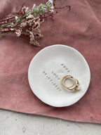 Handgemachte Ringschale aus Keramik im Boho-Stil, matt glasiert, personalisiert mit Namen, Datum und goldenem Herz, perfekt für Hochzeiten