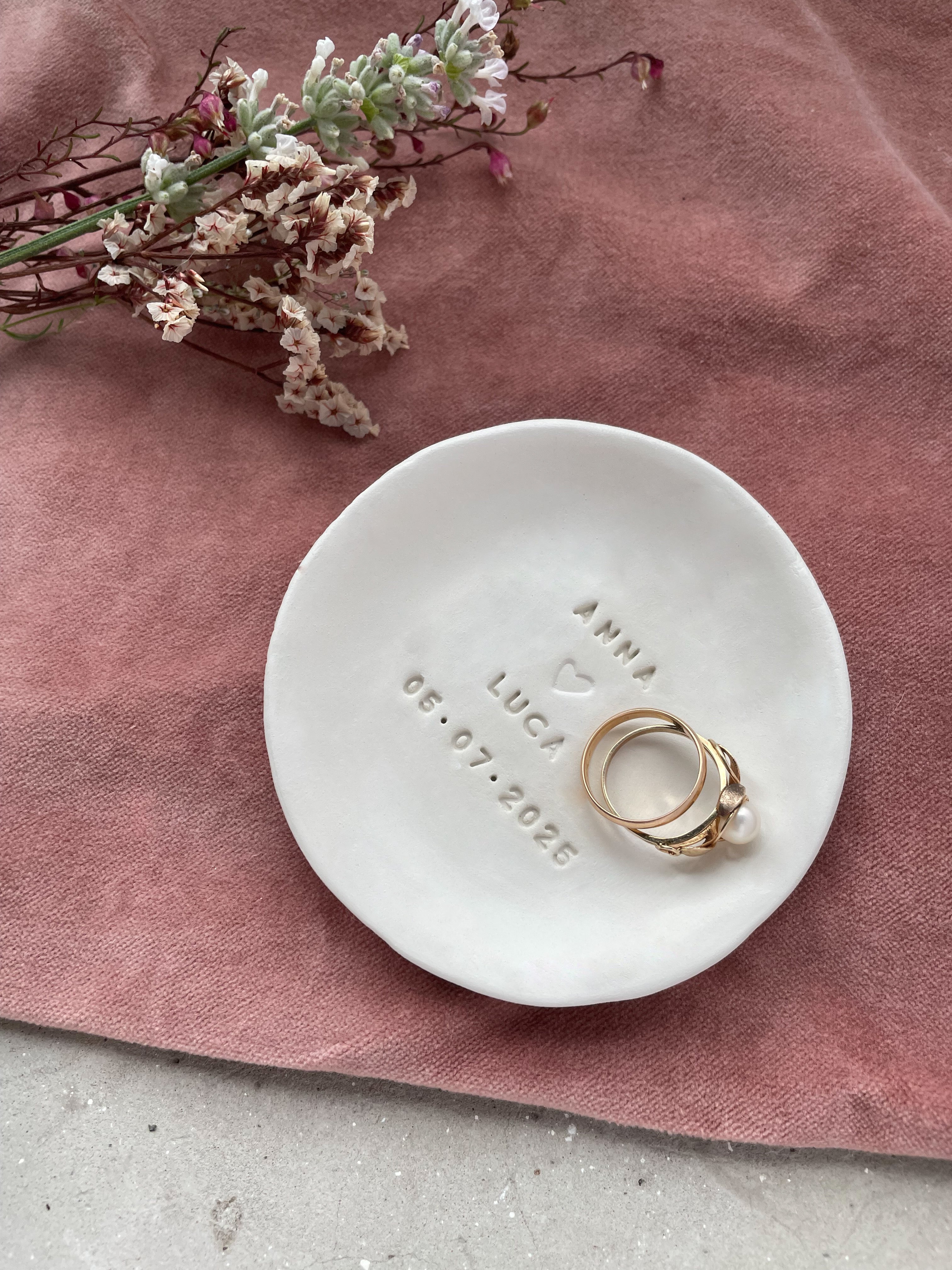 Handgemachte Ringschale aus Keramik im Boho-Stil, matt glasiert, personalisiert mit Namen, Datum und goldenem Herz, perfekt für Hochzeiten