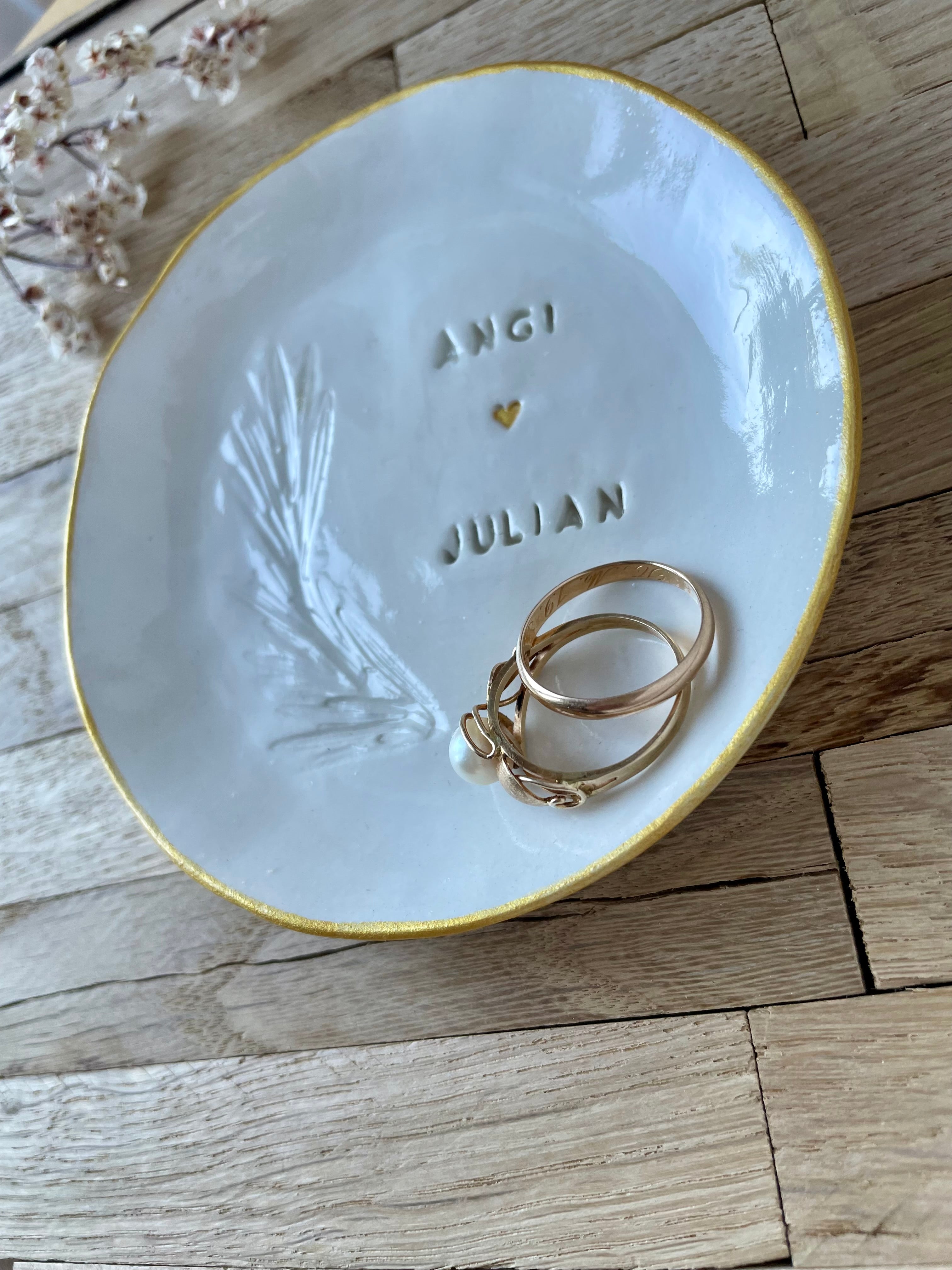 Handgemachte Ringschale, hochglanz glasiert, personalisiert mit Namen, goldenem Herz und echtem Rosmarinzweig – perfektes Hochzeitsgeschenk als Ringkissen und Ringbox Alternative