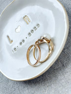 Handgemachte Keramikschale, hochglanz glasiert, mit großen goldenen Initialen, Herzsymbol und individuellem Datum – einzigartiges Hochzeitsgeschenk