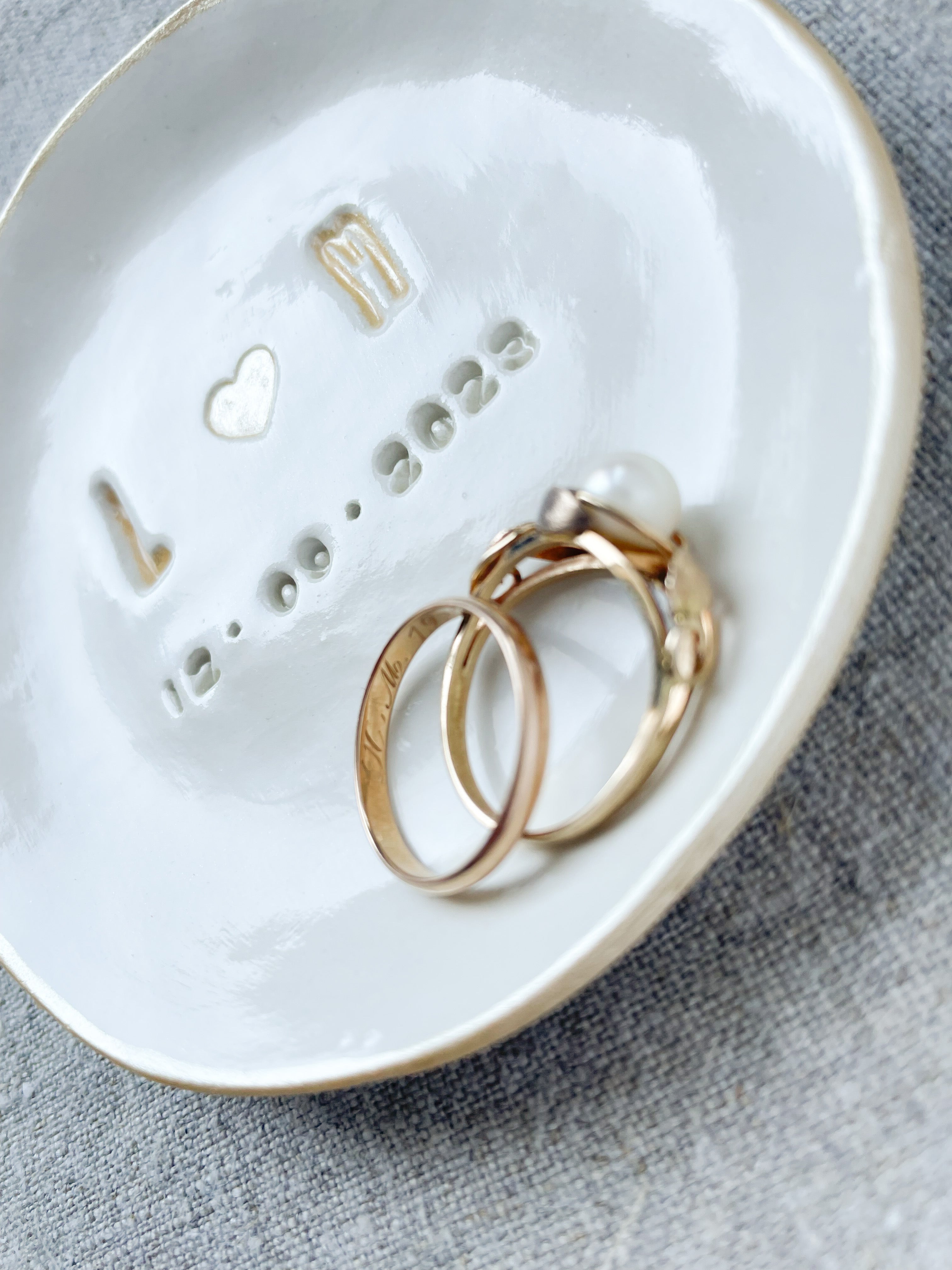 Handgemachte Keramikschale, hochglanz glasiert, mit großen goldenen Initialen, Herzsymbol und individuellem Datum – einzigartiges Hochzeitsgeschenk