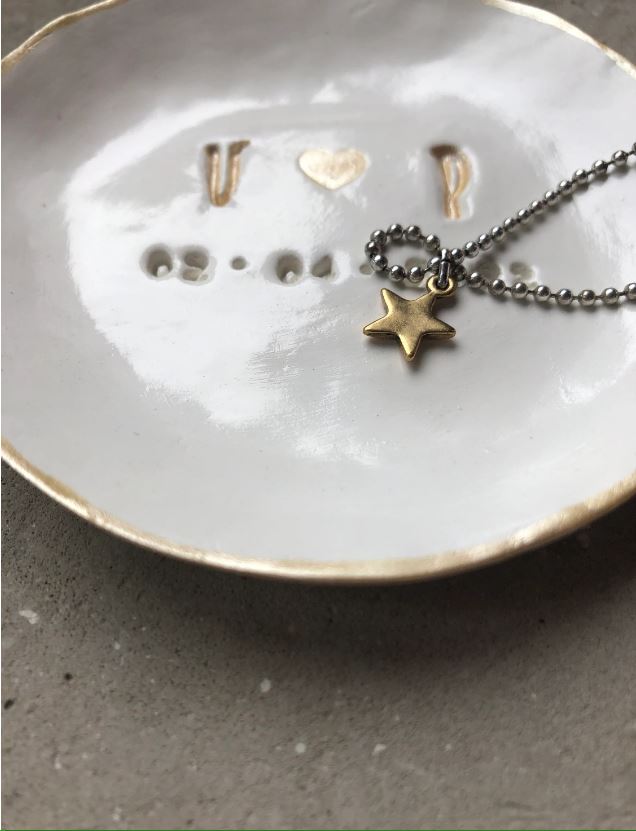 Handgemachte Keramikschale als Ringschale zur Hochzeit, personalisiert mit Namen, Initialen, Datum und Herzsymbol, perfekte Alternative zu Ringkissen oder Ringbox
