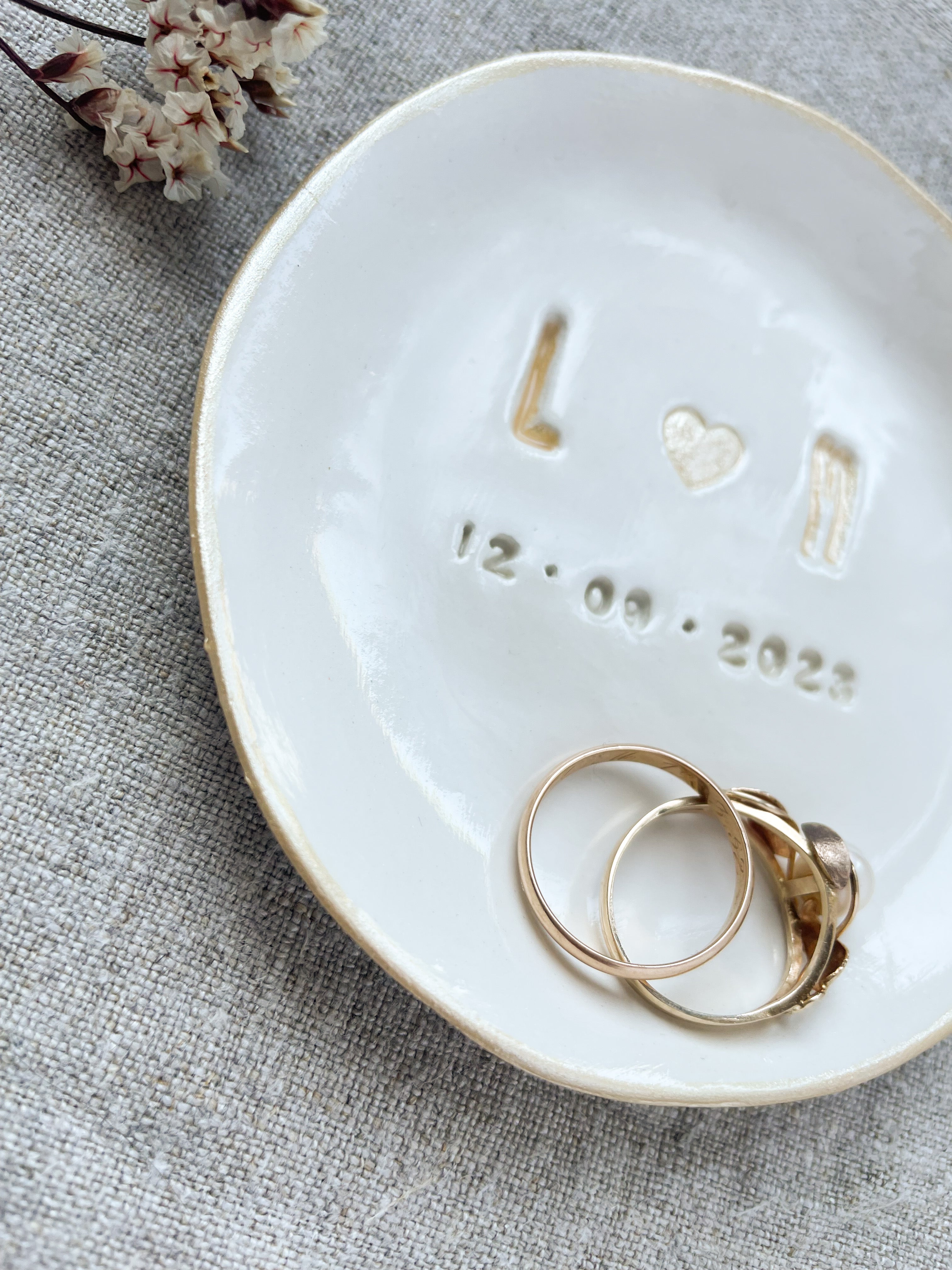 Glänzend glasierte Keramikschale mit großen goldenen Initialen, Herz und persönlichem Datum – exklusives Hochzeitsdetail, handgemacht in Deutschland im Atelier, hangetöpferte Keramik mit Stil und Herz für eure moderne Trauung 