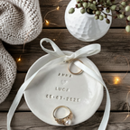 Minimalistische High-Gloss-Keramikschale aus echtem Ton, handgefertigt und mit Namen sowie Datum geprägt, geeignet als Ringschale für Hochzeit und Verlobung.