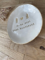 Handgemacht in Deutschland: Personalisierte Ringschale mit Hochglanzglasur, großen goldenen Initialen, Herz und Datum – stilvolles Accessoire für die Hochzeit, freie Trauung oder Standesamt, süßes Geschenk zur Verlobung oder Heiratsantrag