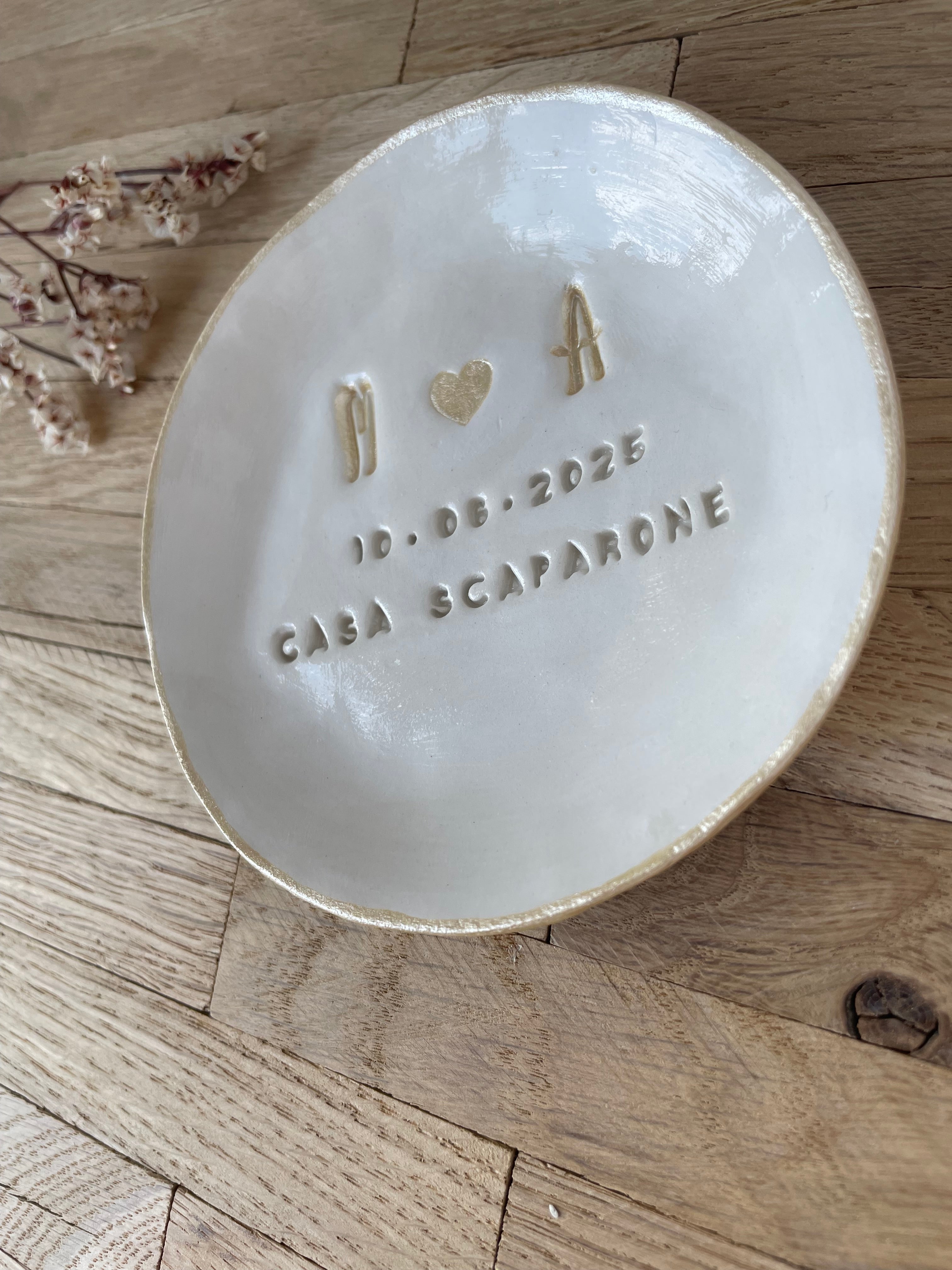 Handgemacht in Deutschland: Personalisierte Ringschale mit Hochglanzglasur, großen goldenen Initialen, Herz und Datum – stilvolles Accessoire für die Hochzeit, freie Trauung oder Standesamt, süßes Geschenk zur Verlobung oder Heiratsantrag
