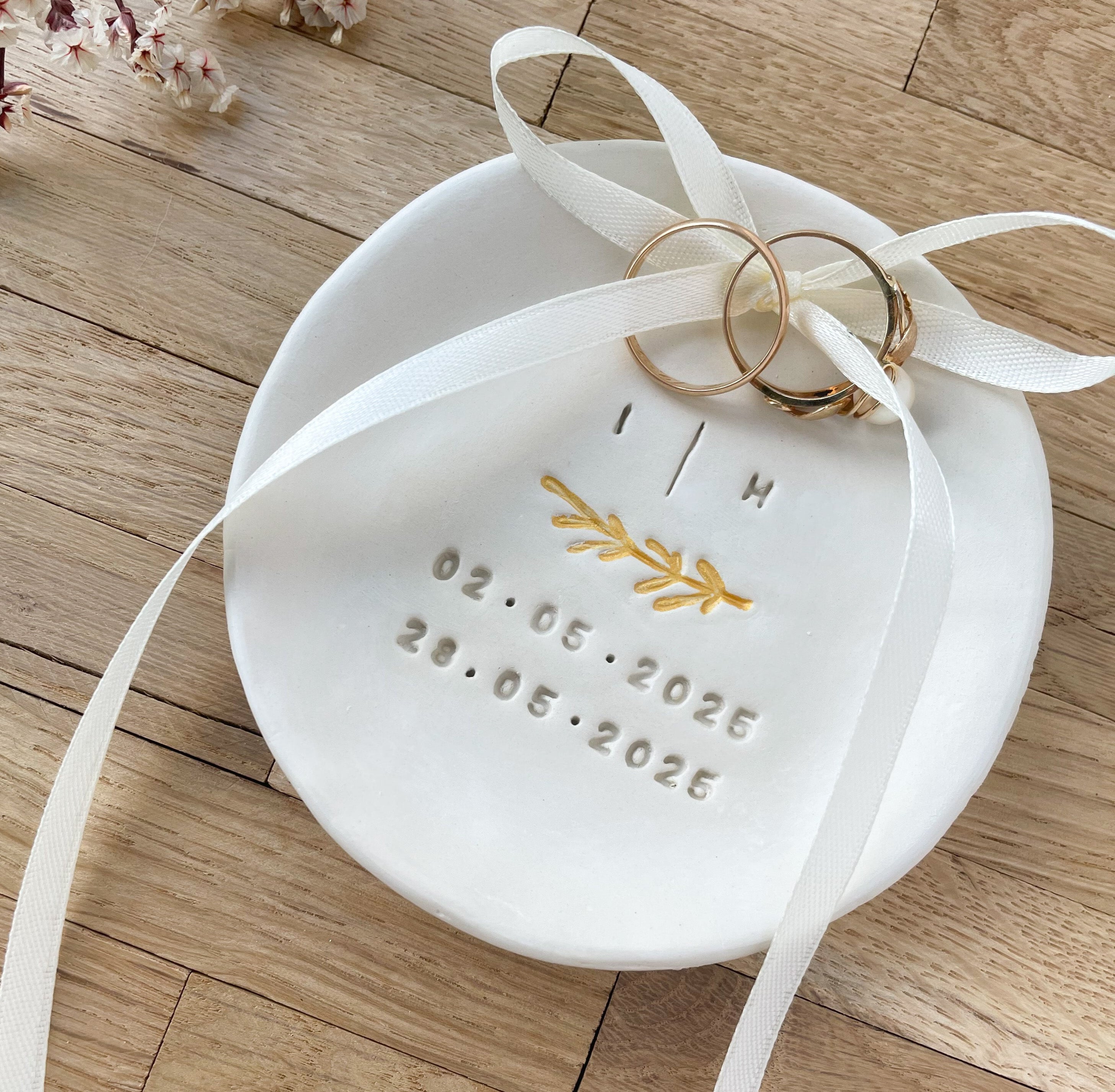 Ringschälchen für moderne Paare – reduziert, meaningful, mit organischem Flow. Jedes Stück ein Unikat. Ringschale für Standesamt, freie Trauung oder Loft-Hochzeit – still, soft, special.
auch bei etsy zu kaufen in meinem shop


