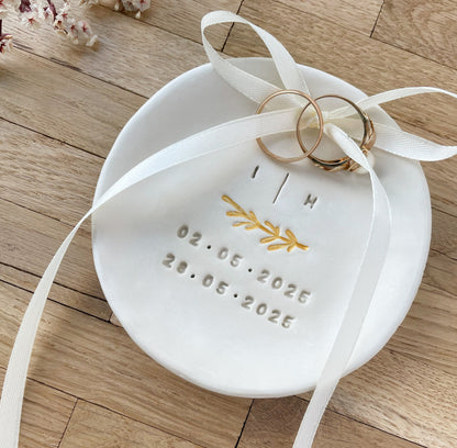 Ringschälchen für moderne Paare – reduziert, meaningful, mit organischem Flow. Jedes Stück ein Unikat. Ringschale für Standesamt, freie Trauung oder Loft-Hochzeit – still, soft, special.
auch bei etsy zu kaufen in meinem shop


