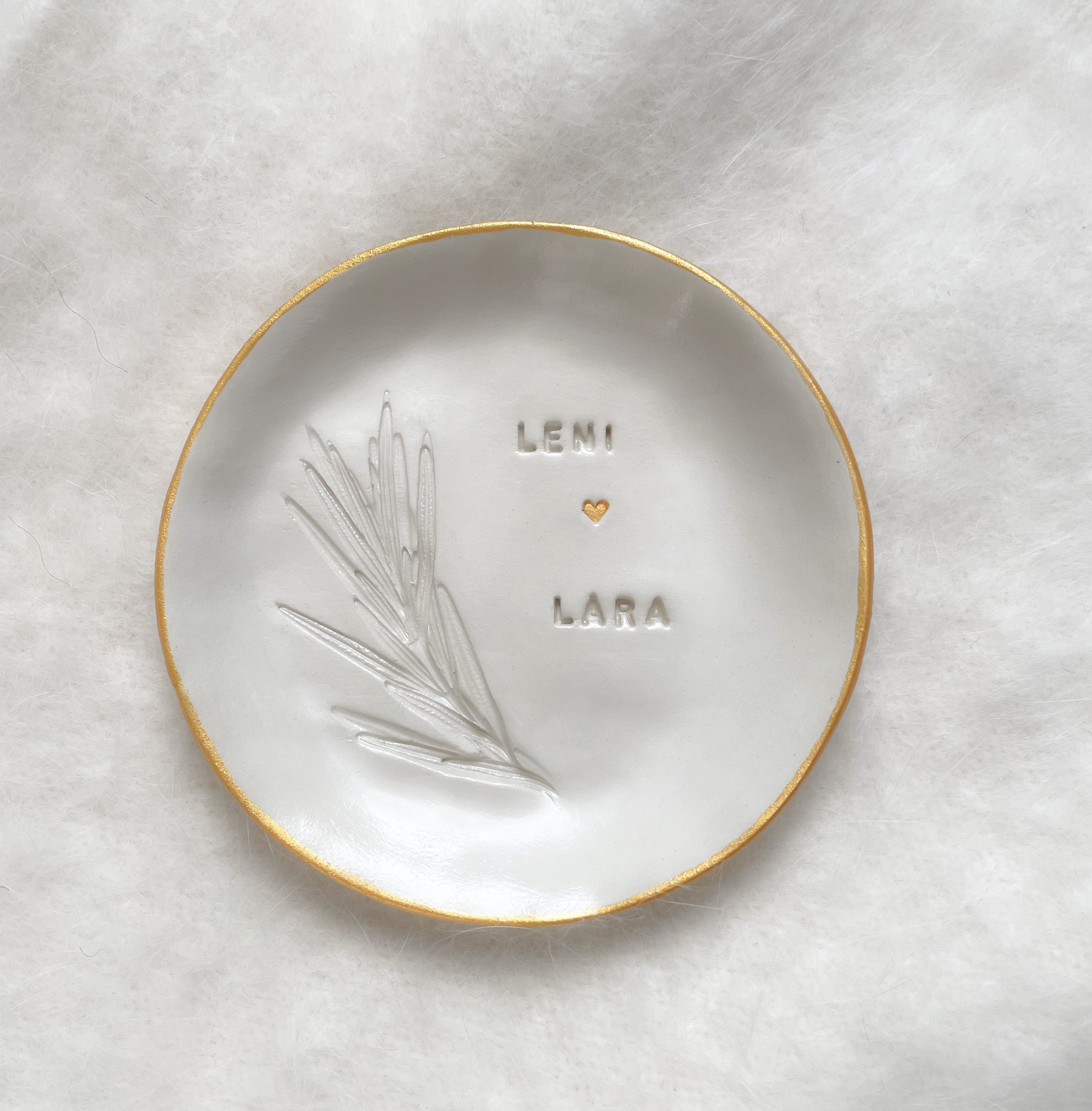 Elegante Keramikschale aus Deutschland, glänzend glasiert, mit individueller Namensprägung, goldenem Herz und eingeprägtem Rosmarinzweig zur Taufe oder Babyparty und Babyshower