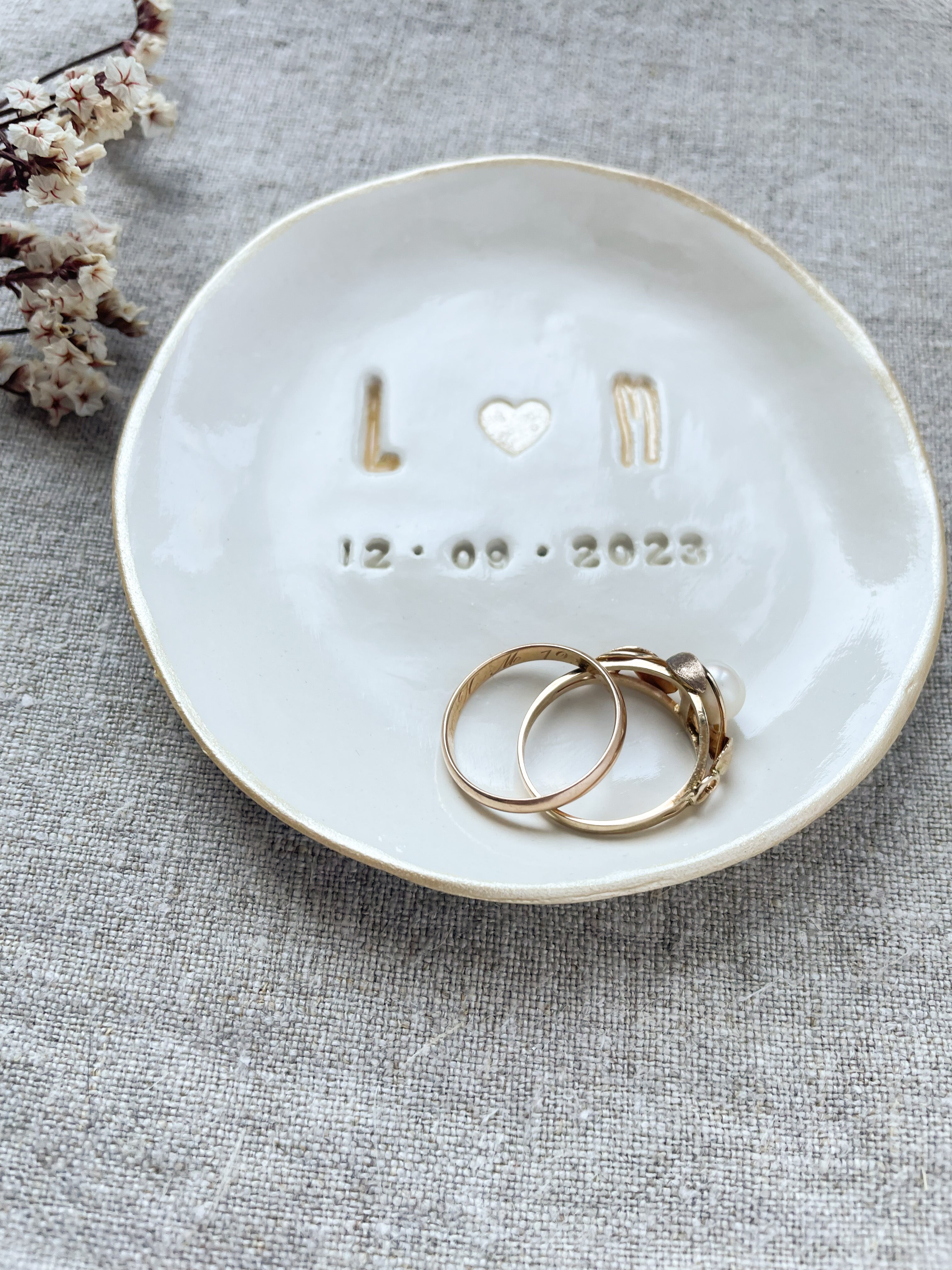 Individuelle Keramik-Ringschale im Boho-Stil, gloss, mit Namen, Datum und vergoldetem Herz als besonderes Hochzeitsdetail. Alternative für Ringkissen und Ringbox.