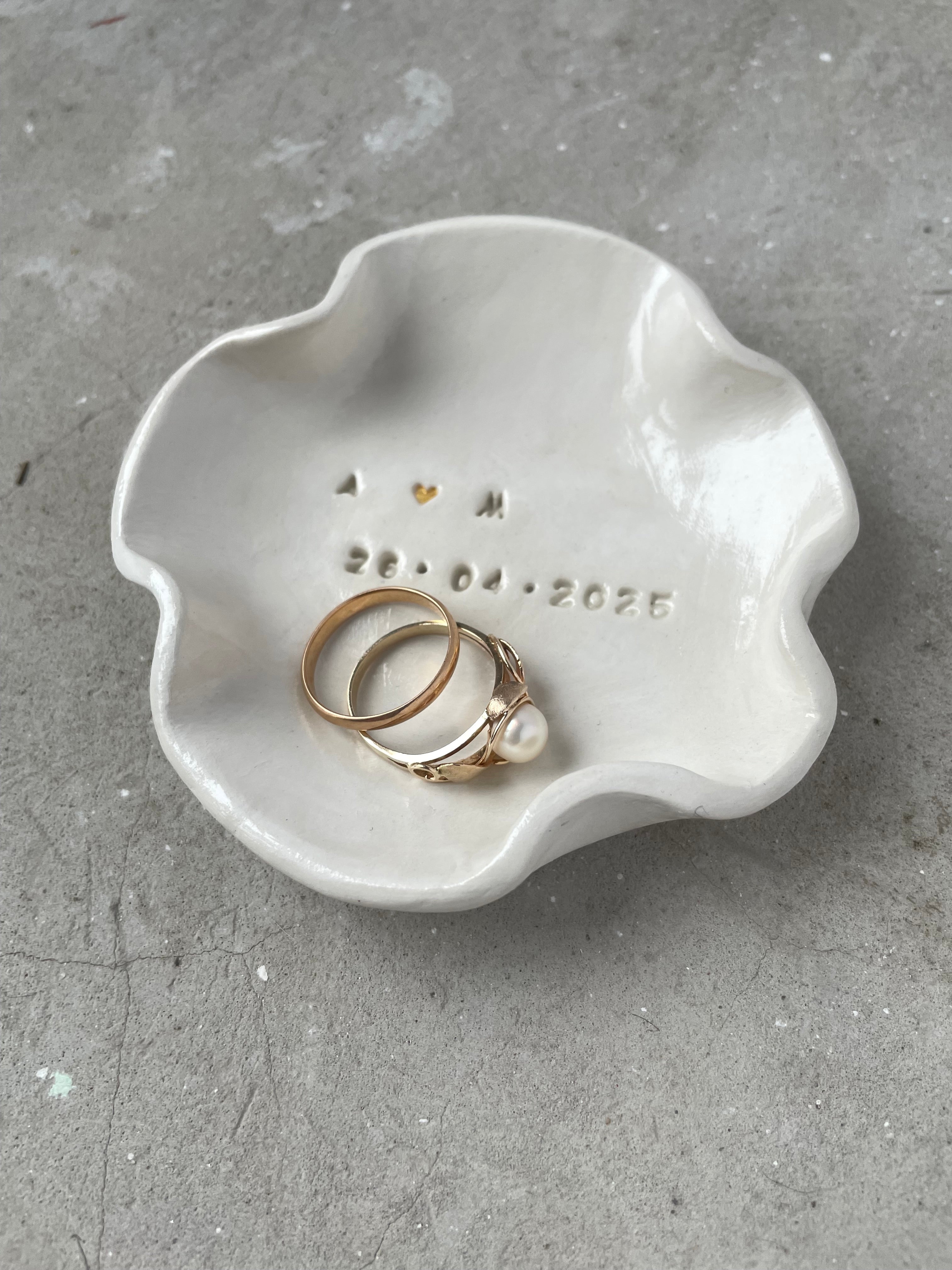 Minimalistische Ringschale aus echtem Ton mit hochglänzender Glasur. Handgefertigte Keramik als moderne Ringkissen-Alternative für Hochzeit, Standesamt oder freie Trauung. Geeignet für Eheringe, Verlobungsringe oder als zeitlose Schmuckschale. Kommt direkt aus dem Saarland zu euch.