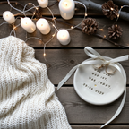 Personalisierbares Ringschälchen aus echtem Ton für Hochzeiten, Verlobungen und Engagement Fotos. Zeigt Eheringe elegant in einer modernen, natürlichen Keramikschale. Nutzt sich als Ringbox Alternative für Standesamt, Boho Wedding, freie Trauung oder als Geschenk fürs Brautpaar. Langlebig, handgefertigt und perfekt für detailreiche Wedding Flatlays und Erinnerungsfotos.