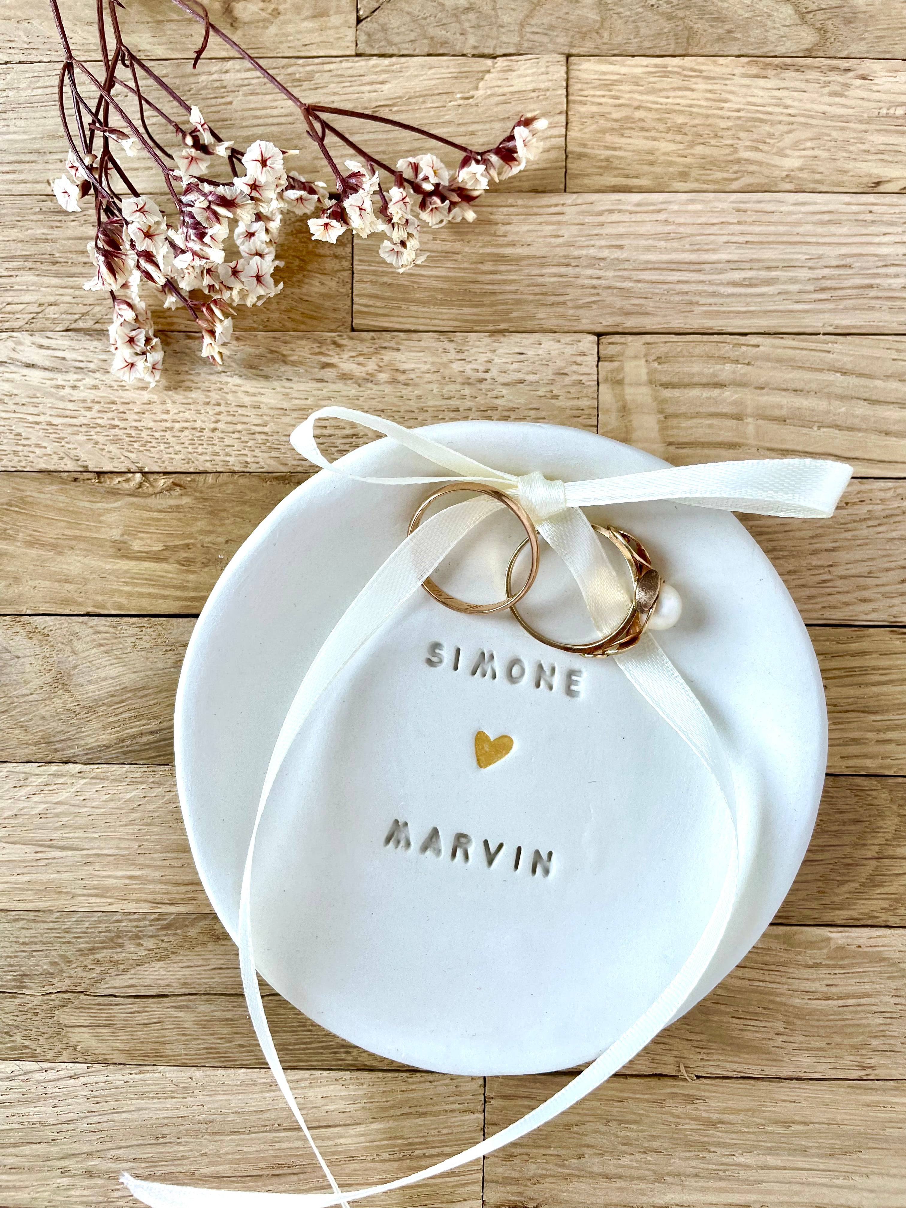 Handgemachte Keramik-Ringschale aus Deutschland, matt glasiert, personalisiert mit Namen, Datum und goldenem Herz, ideale Boho-Alternative zu Ringkissen oder Ringbox bei Hochzeit oder Standesamt
