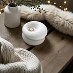 Kleine Keramikschale, handgegossen und glatt geschliffen. Perfekt für Ringe, Ohrringe, Haargummis und Mini-Alltagsdinge. Die schlichte Form und die natürlichen Farben passen zu modernen Wohnstilen wie Scandi, Boho oder Minimal. Langlebig, handgefertigt und vielseitig einsetzbar. Ideal als dekoratives Detail auf dem Nachttisch, im Bad oder auf dem Schreibtisch. Perfekte Geschenkidee für Freundinnen und Interior-Fans.