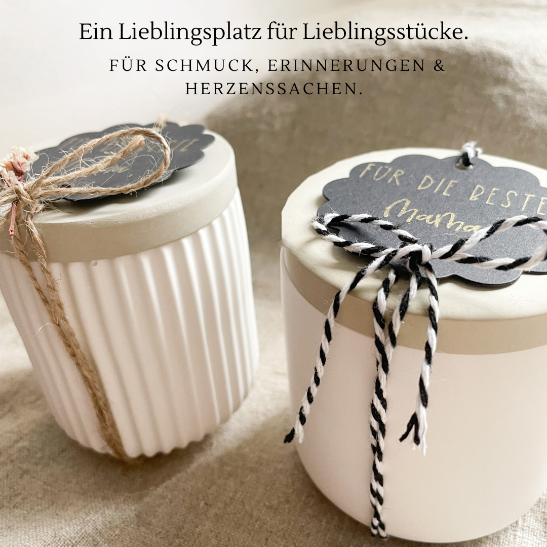 Geschenk für die beste Freundin: handgemachte Keramikdose mit Deckel und goldgeprägtem Anhänger „für dich“ – liebevoll, schlicht und bedeutungsvoll
