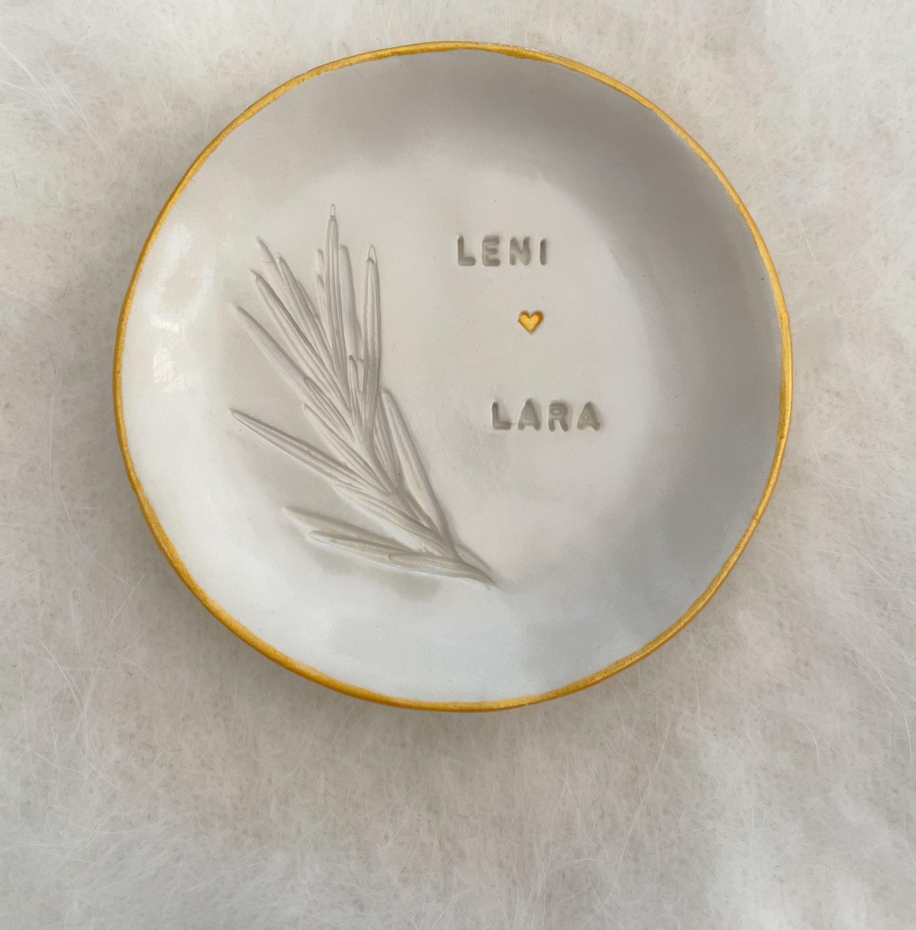 Handgetöpferte Keramikschale zur Babyshower, glänzend glasiert, perfekt für ein individuelles Babygeschenk, mit Rosmarinprägung und goldenem Herz und den Namen eurer Kinder, tolles Geschenk zu Taufe oder Geburt