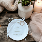 Zeitlose Ringschale für Eheringe, liebevoll handgefertigt und personalisierbar. Für freie Trauungen, intime Standesamt-Momente und sommerliche Gartenhochzeiten. Funktioniert als ästhetische Alternative zu klassischen Ringboxen und Ringkissen. Geeignet für Engagement Shootings, Wedding Flatlays und als Geschenk fürs Brautpaar.