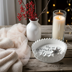 Hochwertige, gegossene Keramikschale als nachhaltiger Adventskalender: Zahlenkranz 1–24, innen Schriftzug „the most wonderful time“, dazu ein beweglicher Sternmarker. Modernes, zeitloses Design für winterliche Einrichtungen, Handmade-Dekoration und nordisch inspirierte Christmas Styles. Ideal für alle, die einen wiederverwendbaren, stilvollen Adventskalender ohne Plastik suchen. Perfekt als Geschenkidee, Interior-Highlight oder Winterritual für jedes Jahr.