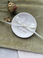 Handgefertigte Ringschale aus Keramik mit organischer Form, zarter Zweigprägung und personalisiert mit euren Initialen und Hochzeitsdatum – ein liebevoll gestaltetes Boho-Hochzeitsaccessoire, das Natürlichkeit und Symbolik vereint. Ideal für freie Trauungen, das Standesamt oder als Erinnerungsstück für euren großen Tag. Nachhaltig, einzigartig und mit Herz gemacht.

