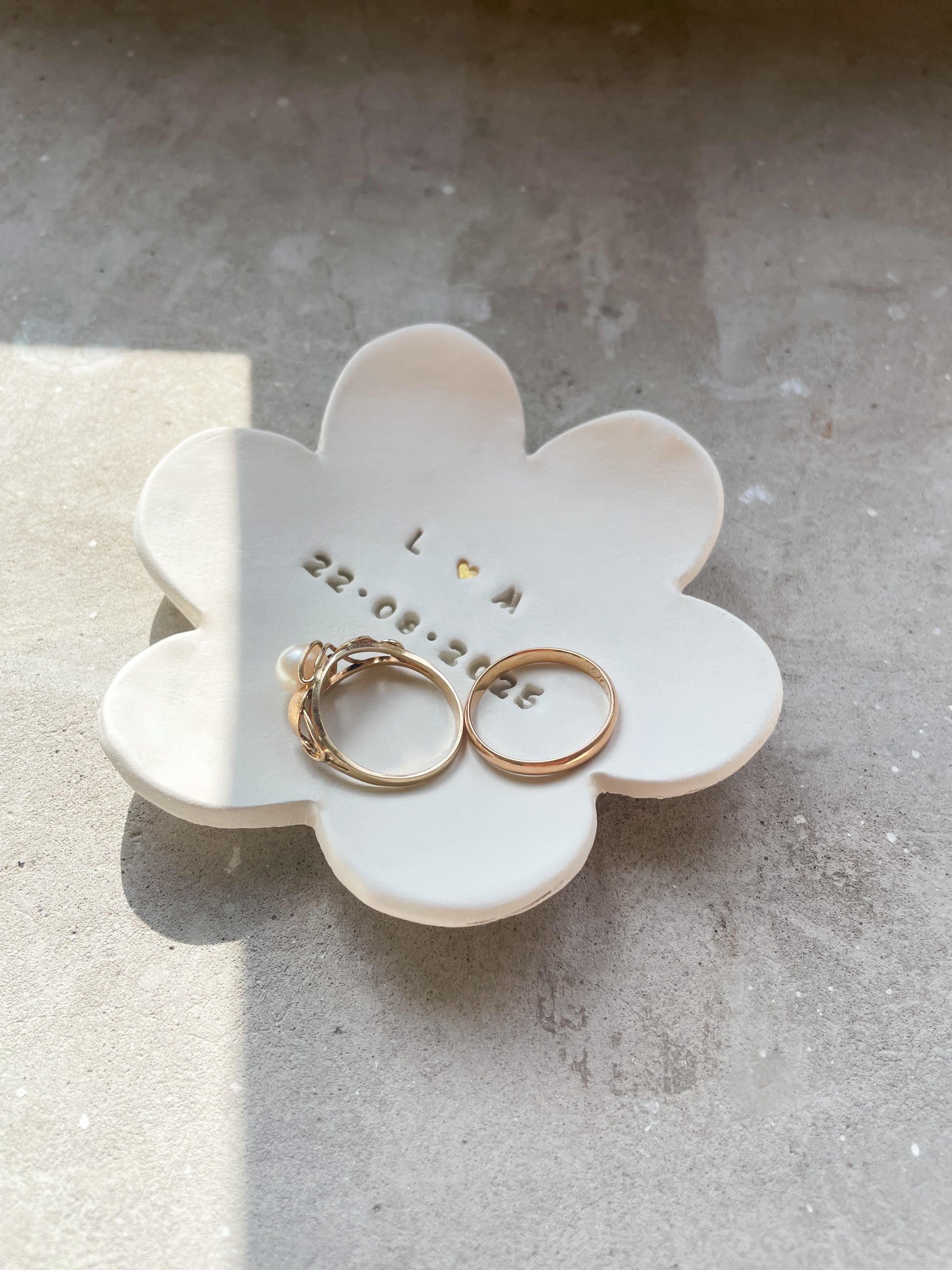 Blütenschale aus Ton für Hochzeit – personalisiert mit Initialen, Datum & Goldherz – handgemachte Keramik Ringschale