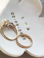 Handgemachte Blüten-Ringschale in Naturweiß mit goldenem Herz – personalisiertes Hochzeitsgeschenk aus Keramik