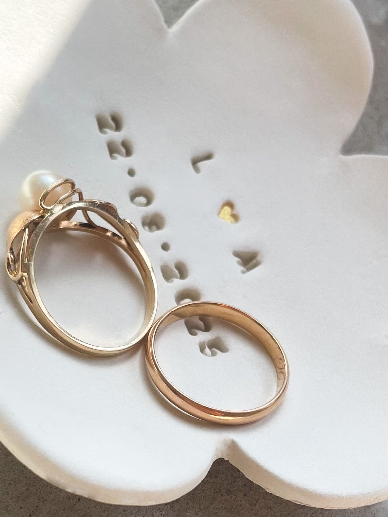 Handgemachte Blüten-Ringschale in Naturweiß mit goldenem Herz – personalisiertes Hochzeitsgeschenk aus Keramik