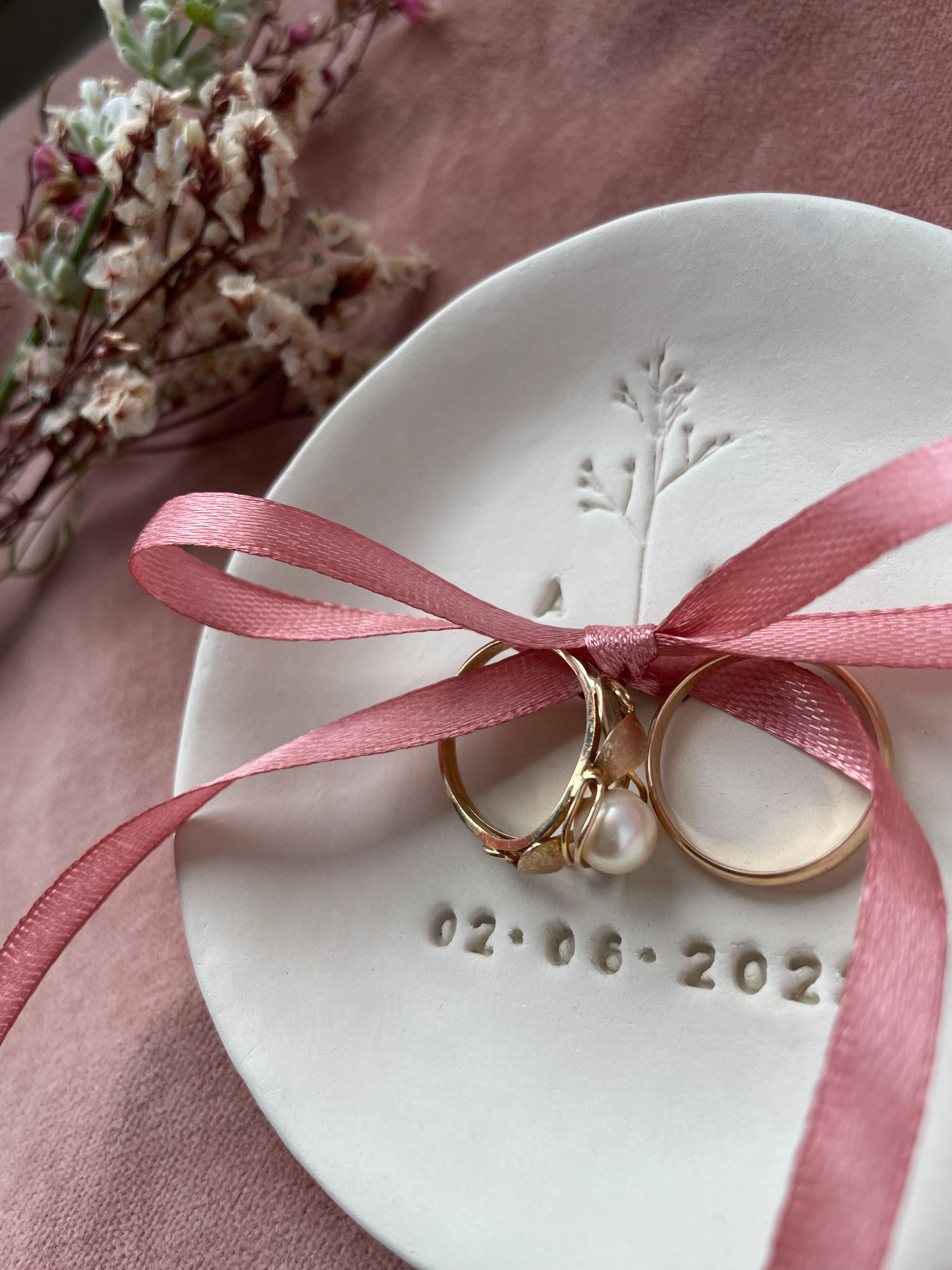 Hochzeitstrend 2025: warme Naturtöne, Schokoladenbraun, Trockenblumen und lebende Pflanzen als Dekoration – moderne Ideen für authentische Feiern, Pantone Farben: auch in meinem Shop auf etsy