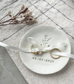 Handgemachte Boho-Ringschale aus Keramik mit zarter Zweigprägung, personalisiert mit Initialen und Hochzeitsdatum – eine stilvolle Alternative zu Ringkissen oder Ringbox für Standesamt, freie Trauung oder Boho-Hochzeit. Liebevoll gefertigt als bleibendes Erinnerungsstück an den großen Tag, auch perfekt als Geschenk zur Verlobung oder Hochzeit. auch in meinem etsy shop erhältlich