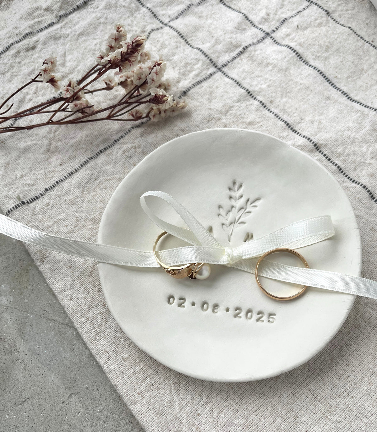 Handgemachte Boho-Ringschale aus Keramik mit zarter Zweigprägung, personalisiert mit Initialen und Hochzeitsdatum – eine stilvolle Alternative zu Ringkissen oder Ringbox für Standesamt, freie Trauung oder Boho-Hochzeit. Liebevoll gefertigt als bleibendes Erinnerungsstück an den großen Tag, auch perfekt als Geschenk zur Verlobung oder Hochzeit. auch in meinem etsy shop erhältlich
