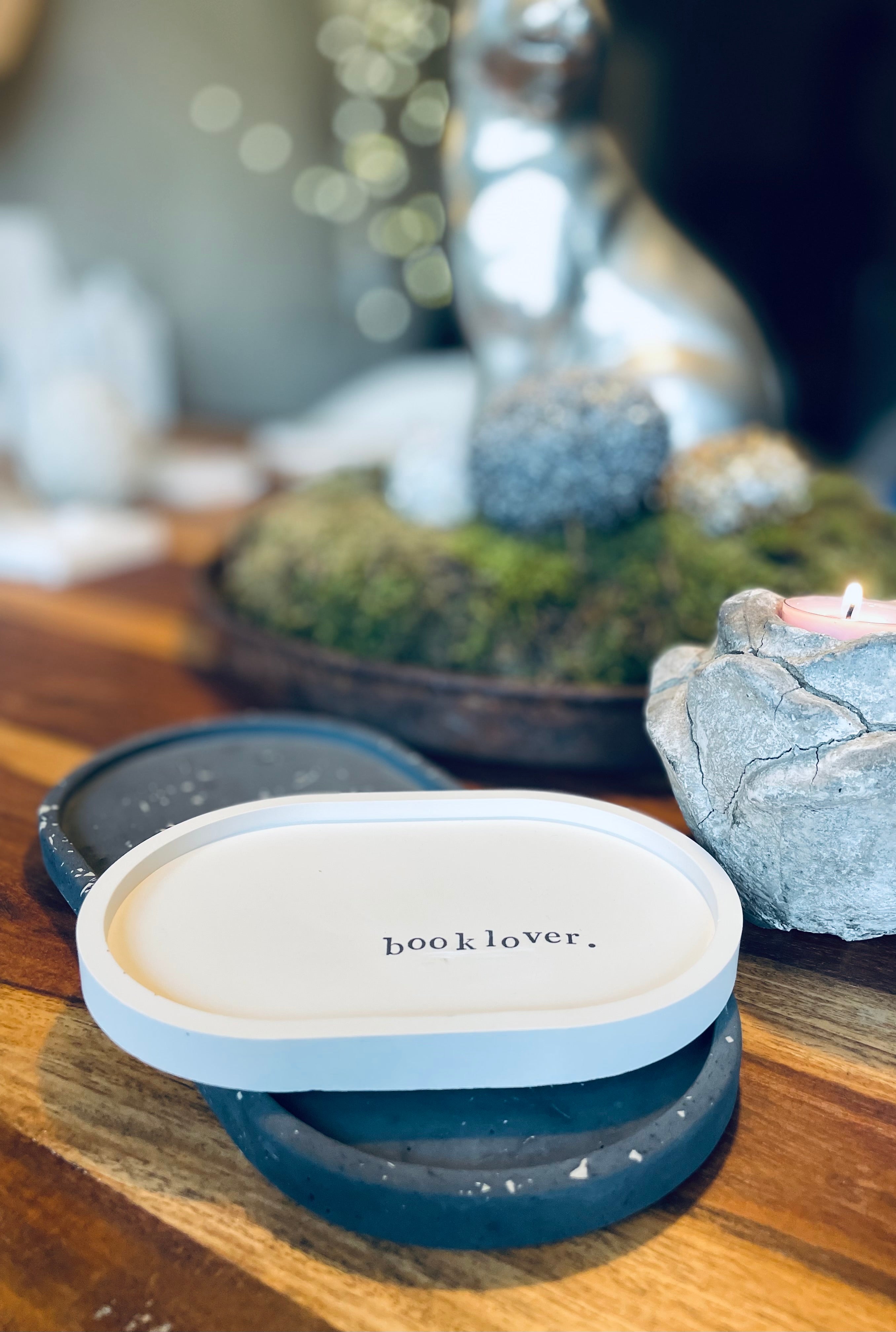 Handgefertigtes Keramiktablett Booklover aus weißer Keramik – mit gestempeltem Lettering in klassischer Serifenschrift. Ideal für Buchliebhaber, Vielleserinnen und Literaturfans. Perfekt als Ablage für Lesebrille, Teetasse oder kleine Schätze. Hergestellt aus echtem Ton, nachhaltig, langlebig und einzigartig – jedes Stück entsteht einzeln in liebevoller Handarbeit im Atelier.