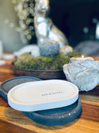 Weißes Keramiktablett Booklover mit klassischer Prägung – handgefertigt aus echtem Ton. Ideal als Leseecken-Deko, Ablage für Schmuck, Brille oder Teetasse. Perfekt für Bücherwürmer, Literaturliebhaber und kreative Geschenkideen. Ein stilvolles Unikat, gefertigt mit Liebe, inspiriert von Buchdruck und Schriftkunst.