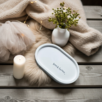 Dekotablett Booklover aus der Booklover Collection. Für alle, die Bücher leben: Romantasy-Fans, Klassiker-Leserinnen und gemütliche Teetrinker. Handgemacht aus Keramik mit typografischer Buchdruck-Ästhetik, jedes Stück ein Unikat. Stilvolles Accessoire für Book Nooks, Leseecken oder Bücherregale – ein poetisches Geschenk für Leseratten und Wortliebhaber.